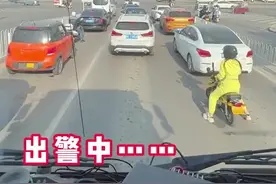 小姐姐一路小碎步敲车窗帮消防车开路图片