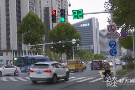 尺寸达国标上限！南京的红绿灯“大”有温度 "眨眼"预警保安全图片