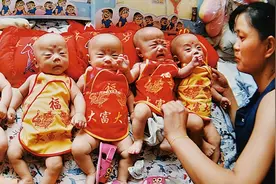 中国首例五胞胎家庭，父亲积劳成疾离世，如今孩子20岁上大学图片