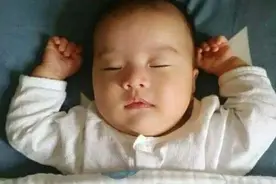 宝宝为啥喜欢“投降式”睡觉？知道原因后，别把娃胳膊拿下来了图片