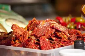 立秋后，碰到番茄别手软，买上20斤，晒干存起来，冬天炖肉特解馋图片