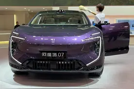 阿维塔07售21.99万起，值得买吗？四驱带空悬，转弯半径仅3.2m图片