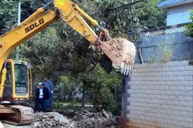 疫情三年没回家，门前马路被霸占一半，喊来挖掘机直接推倒，解气图片