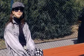 央视李思思烈日下陪娃踢球！脚踩200块国产鞋，头顶儿子外套防晒图片