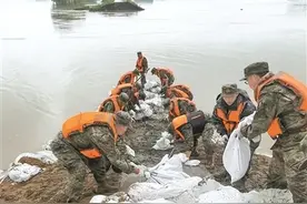 风雨同心铁肩担当——解放军和武警部队听从统帅号令持续奋战在华北东北抗洪抢险救灾一线图片