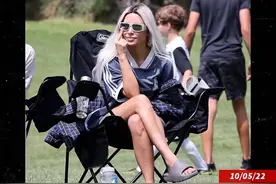 41岁金·卡戴珊光腿看娃踢球，牛皮癣又严重了；前夫侃爷闹个没完图片