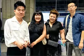 董宇辉团队20多人抵达法国，丈母娘接机，刘队戴眼镜，程琳伴左右图片