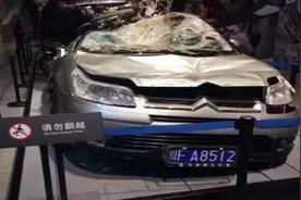 汶川地震中幸存的“神车”！被纪念馆破例收藏，看到车牌潸然泪下图片