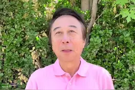 64岁冯巩为北京抗疫加油，头发花白长满老人斑，健康状况惹人担忧图片