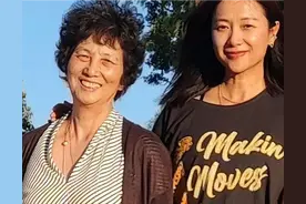 48岁徐静蕾定居美国被疑怀孕！衣着宽松腹部突出，素颜油亮显真实图片