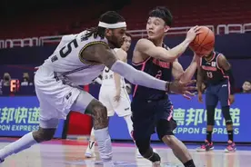 广东男篮和辽宁男篮是对手也是朋友！两队外援赛后互赞对方年轻人图片