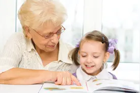 奶奶每天陪孙子看书，惹儿媳不满，孩子上幼儿园后适应力超强图片