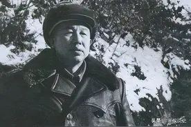 37年红军师长叛变投敌，49年率800多人起义，最终结局如何？图片