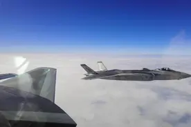 空警500伴飞歼20，东海上空演练一流战术，美军司令眼馋不已图片