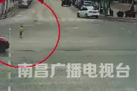 三岁男孩在车流中乱跑，危急时刻南昌民警如“神兵天降”图片