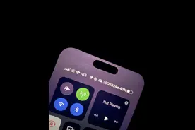 苹果售后缩水，iPhone 14Pro烧屏跳横线无法解决，人民网力挺小米图片