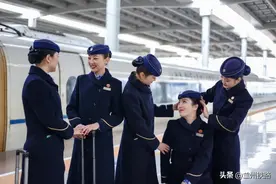 高铁列车上有哪些工作人员？快来了解一下图片