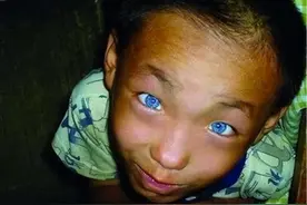 广西“神童”农有穗，竟长了一双蓝色眼睛，晚上看东西如同白天？图片