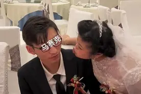 39岁女子和29岁小伙结婚，婚礼上她想亲他，新郎一脸嫌弃急忙躲闪图片