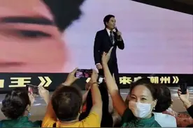 60岁亚视一哥云南商演捞金，被一群富婆追着不放手，笑开怀仍帅气图片