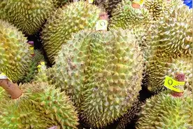 街边游商的“露肉”榴莲，上一次当就够了，8斤剩下2.1斤果肉图片