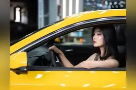 下雨天，偶遇老板娘，老板娘：我来送你回家图片