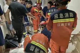 状况穷出不尽，被卡电梯缝隙、被困3米围墙…图片