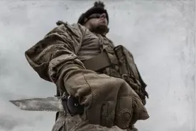 海豹、三角洲等部队随身军刀之一 能刺穿凯夫拉护甲的侧跳式折刀图片