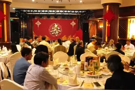 重庆大爷70寿宴，龙虾海参随便吃，但随礼不让过100，究竟为何？图片