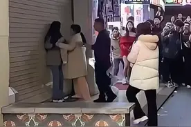 闹大了！便利店老板娘出轨后续，情夫被警方带走，两人过往被扒图片