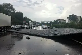 奥迪车被压！贵州高速飞来一整块“屋顶”图片