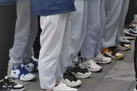 为什么男人都喜欢穿“灰裤子”？又土又难看，难道牛仔裤不香了吗图片