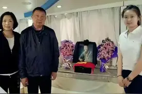 2016年，楚青的追悼会上，儿子粟寒生的留影，两年后也去世了图片