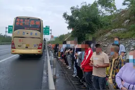 为躲避检查，司机让乘客躲在车内上演“躲猫猫”图片