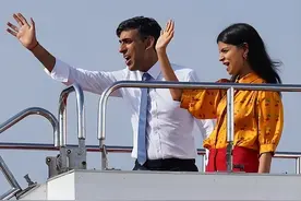 英国首相夫人：43岁印度裔富二代，穿着鲜艳大胆，抢了金建希风头图片