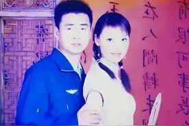 英雄航天员陈冬大校，妻子来迎接凯旋，两人一把抱住，果然年轻图片