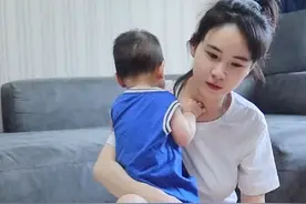 妈妈在宝宝身上放相机，“沉浸式”体验孩子视角后哭了图片