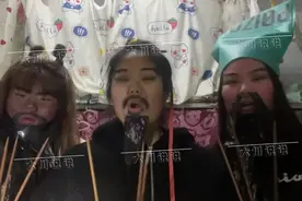 江苏高校3女大学生“宿舍拜把子”，左边妹子本色出演，像某演员图片