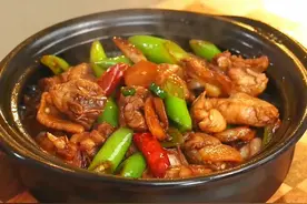 【辣炒鸡块】一道不用焯水，扒拉扒拉就能上桌的家常菜~图片