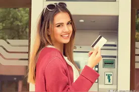 社保卡怎样在自动取款机上取钱？好多老年人还不知道，赶紧来学学图片