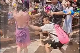 泼水扯衣服耍流氓图片