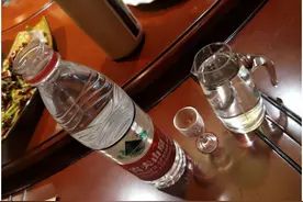 高手喝酒时，为啥总要带一瓶矿泉水，有何玄机？建议搞懂不吃亏图片