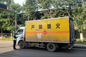 危险！万盛警方及时查获一起无证押运危险化学品车辆图片