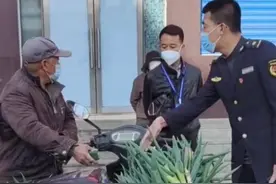 吉林白城一卖葱老人无法扫码进市场，不能只靠城管自掏腰包图片