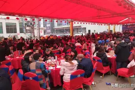 青岛男子参加侄子满月宴，进门随礼2000，等菜上桌惊呼：太实在了图片