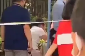 安徽一考生中考数学忘涂答题卡，母亲考场外崩溃大哭引发热议！图片