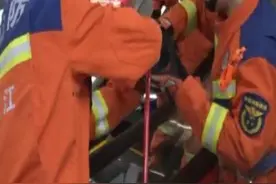 惊险！泗泾一男童被卡超市扶梯，松江消防紧急救援图片