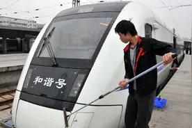 高铁脏了该如何清洗？全自动化清洗过程，和想象的不太一样图片