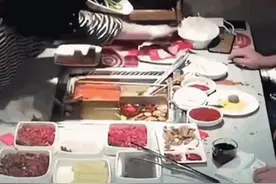 女子欲看男友手机被阻 愤然翻火锅热汤泼向男方图片