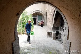 40度高温天，7旬老人住50年老屋用电暖气睡觉盖被子，咋回事图片